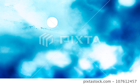 水彩抽象背景圖像讓人想起隱藏在雲層後面的滿月。 水彩抽象背景圖像讓人想起隱藏在雲層後面的滿月。 107612457