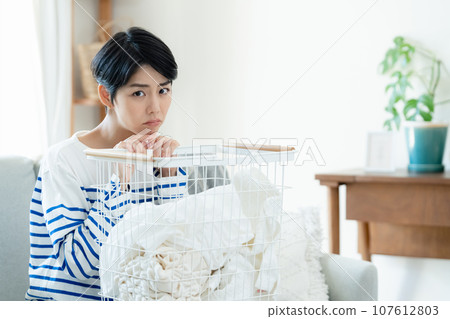 A woman who hates housework 107612803