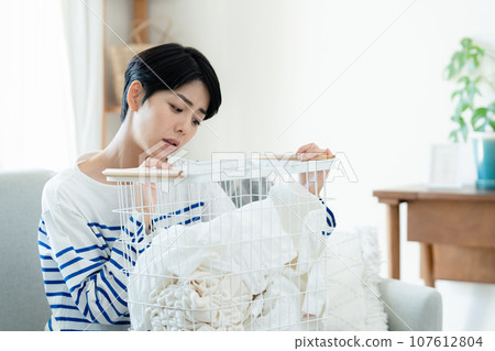 A woman who hates housework 107612804
