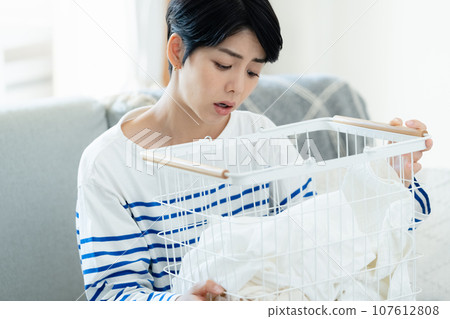 A woman who hates housework 107612808