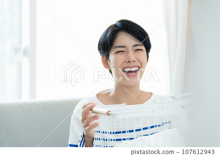 微笑做家事的女人 107612943