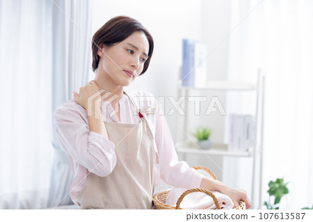 家務勞動:身體不適的女性 家務勞動:身體不適的女性 107613587