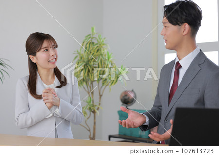 1on1_向管理層傳達請求的女商人 1 1on1_向管理層傳達請求的女商人 1 107613723