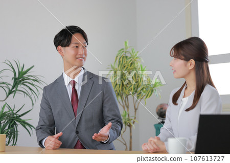 1on1_商人自豪地談論他的成就和女經理傾聽 1 107613727