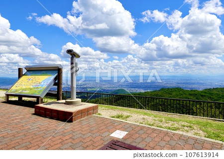 在兵庫縣西宮市東六甲展望台，透過望遠鏡可以看到大阪平原的景色 107613914