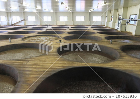 Soy sauce brewery, brewed in wooden barrels, traditional manufacturing method 107613930