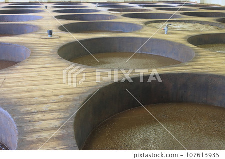 Soy sauce brewery, brewed in wooden barrels, traditional manufacturing method 107613935