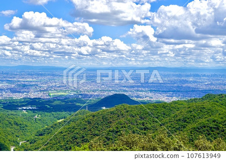 從兵庫縣西宮市東六甲展望台俯瞰高山和阪神賽馬場,俯瞰大阪平原 從兵庫縣西宮市東六甲展望台俯瞰高山和阪神賽馬場,俯瞰大阪平原 107613949