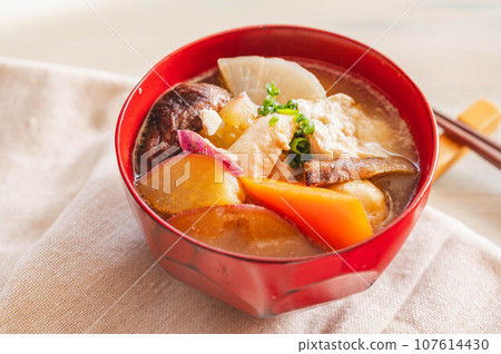 Kenchin soup with lots of ingredients 107614430