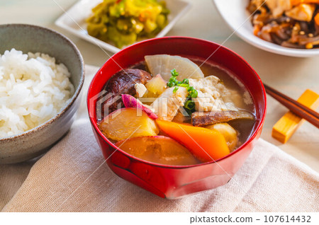 Kenchin soup with lots of ingredients 107614432