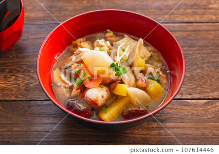 Kenchin soup with lots of ingredients 107614446