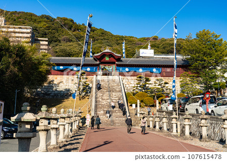 廣島縣廣島市東區，陽光明媚的元旦，廣島東照宮參道和唐門 1 號門 107615478