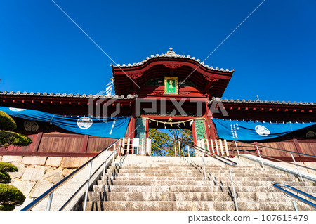 廣島縣廣島市東區新年陽光明媚的廣島東照宮唐門 107615479