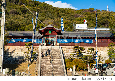 Hiroshima Toshogu shrine approach and Karamon gate 2 on a sunny New Year's day, Higashi Ward, Hiroshima City, Hiroshima Prefecture 107615483