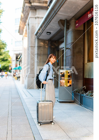 獨自旅行的年輕女性/女性旅行者 獨自旅行的年輕女性/女性旅行者 107616116