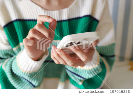 使用智能手機的女性之手 使用智能手機的女性之手 107616228