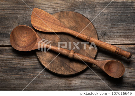 Vintage kitchen set - wooden board and wooden spoons 107616649