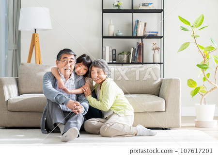孫女和年長夫婦在客廳放鬆 孫女和年長夫婦在客廳放鬆 107617201