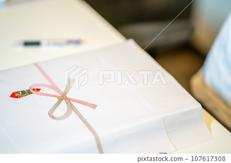 Attach a paper to the gift Attach a paper to the gift 107617308