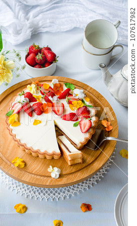 家庭聚會上切成塊的水果餡餅 家庭聚會上切成塊的水果餡餅 107617982