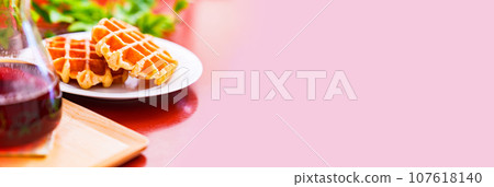 Sweets time with Belgian waffles [ image of western confectionery ] 107618140