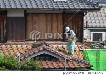 屋頂瓦更換工作:手工去除舊瓦 屋頂瓦更換工作:手工去除舊瓦 107618277