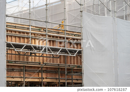 Formwork work at a construction site 107618287
