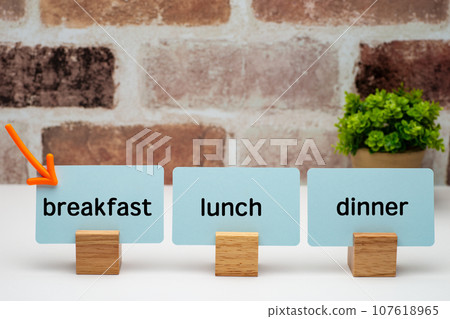 Arrows to breakfast, lunch and dinner in English 107618965