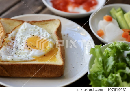 早餐包括烤麵包、優格和蔬菜的煎蛋 107619681