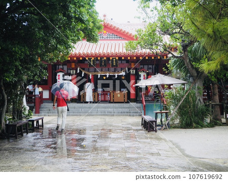 The approach to Naminouegu Shrine, one of the eight Ryukyu shrines. Rainy weather, worshipers, Ryukyu red tiles, Kumano faith, Nanmin-san, Okinawa Soshinju, Okinawa 107619692