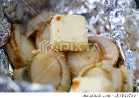 Grilled scallops with butter 107619750
