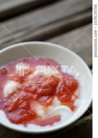 優格配自製草莓醬 優格配自製草莓醬 107619788