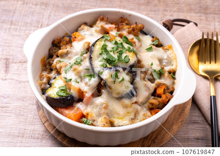 烤茄子和番茄配起司 107619847