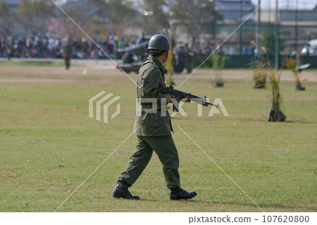 陸上自衛隊隊員在訓練表演中扮演敵人 陸上自衛隊隊員在訓練表演中扮演敵人 107620800