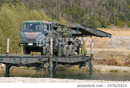 陸上自衛隊在橋樑上進行渡河訓練 107620810