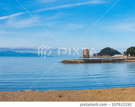 從淺蟲海灘看到美麗的藍天和光禿禿的島嶼風景 從淺蟲海灘看到美麗的藍天和光禿禿的島嶼風景 107622292