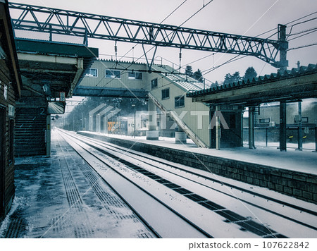 Tsugaru Shinjo Station platform in a snowstorm in the middle of winter 107622842