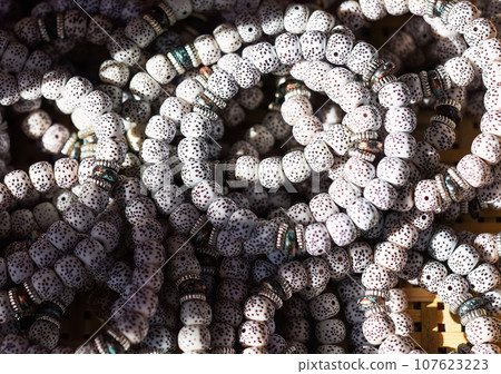 Many bodhi tree rosary bracelets with white beads in the vietnamese market Many bodhi tree rosary bracelets with white beads in the vietnamese market 107623223