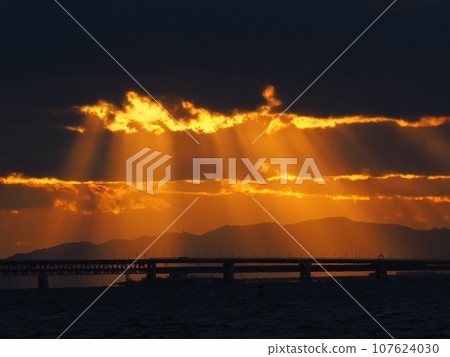 關西機場大橋在夕陽的照耀下顯得格外美麗 107624030