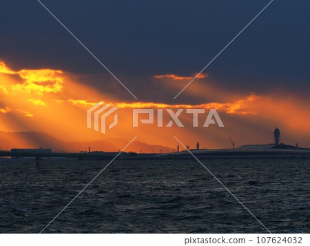 夕陽照耀下的夢幻關西機場 107624032