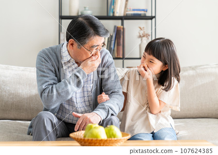 孫女患有祖父的口臭 孫女患有祖父的口臭 107624385