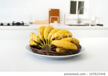 香蕉 廚房 水果 熱帶 一串 新鮮 成熟 ripe banana バナナ 台所 香蕉 廚房 水果 熱帶 一串 新鮮 成熟 ripe banana バナナ 台所 107625448