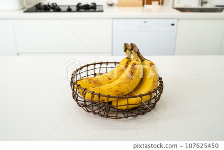 香蕉 廚房 水果 熱帶 一串 新鮮 成熟 ripe banana バナナ 台所 香蕉 廚房 水果 熱帶 一串 新鮮 成熟 ripe banana バナナ 台所 107625450