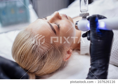 Rejuvenating facial gas liquid treatment. Hydro air skin cleansing operation 107626116