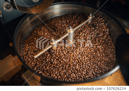 Coffee beans roasted from the machine 107626224