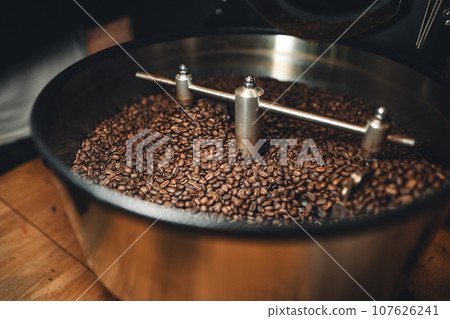Coffee beans roasted from the machine 107626241