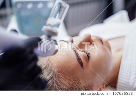 Rejuvenating facial gas liquid treatment. Hydro air skin cleansing operation Rejuvenating facial gas liquid treatment. Hydro air skin cleansing operation 107626538