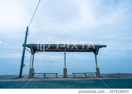 愛媛縣伊予市下灘站，JR四國，日本距離大海最近的車站 107626603