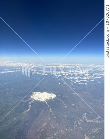 4月下旬的御嶽山，山頂積雪 107626771