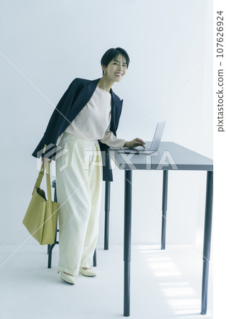 一位年輕女子操作筆記型電腦的肖像 一位年輕女子操作筆記型電腦的肖像 107626924